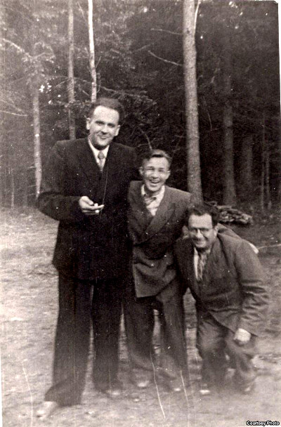 Янка Брыль (слева) с Рыгором Няхаем и Алесем Кучером. Королищевичи, 1952
