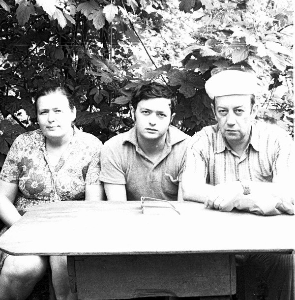 Семья Цыпкиных перед отъездом сына Михаила (в центре). 1977