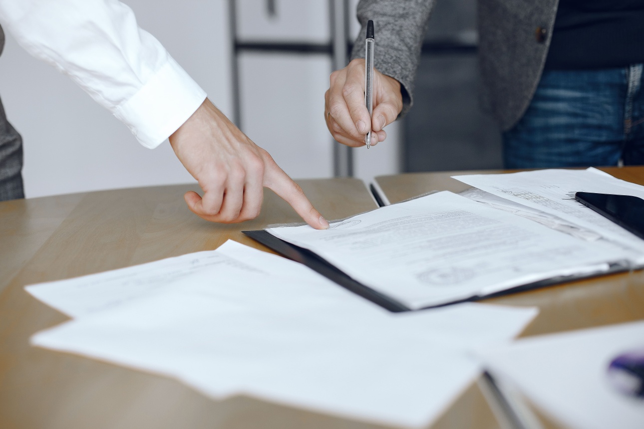 business_men_sitting_lawyers_s_desk_people_signing_important_documents.jpg business_men_sitting_lawyers_s_desk_people_signing_important_documents.jpg
