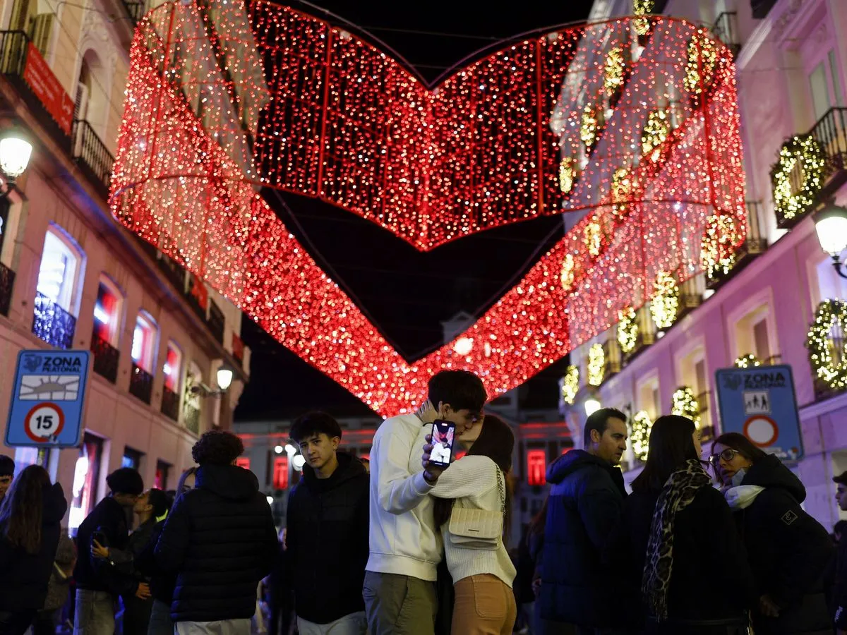 2_1_Рождественская_иллюминация_в_Мадриде,_2025.jpg 2_1_Рождественская_иллюминация_в_Мадриде,_2025.jpg